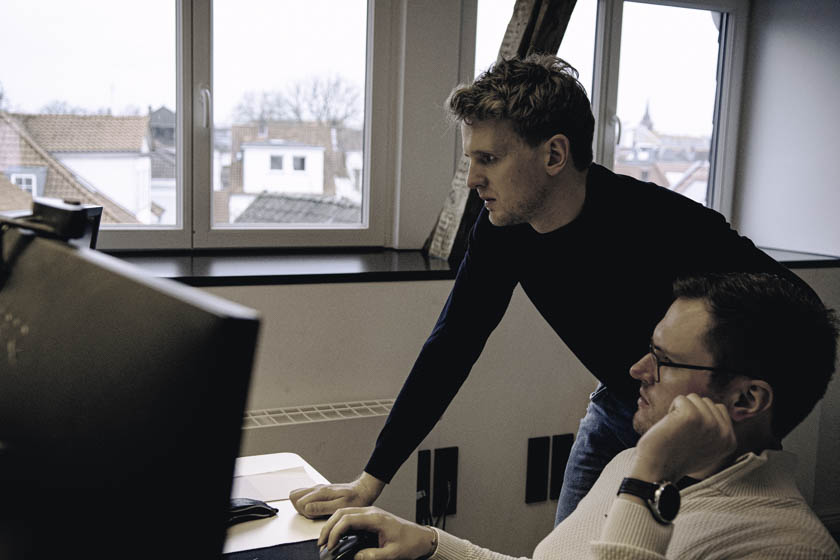 Büroalltag Stimmungsbild, zwei Mitarbeiter bei Problemfindung an einem Desktop-PC