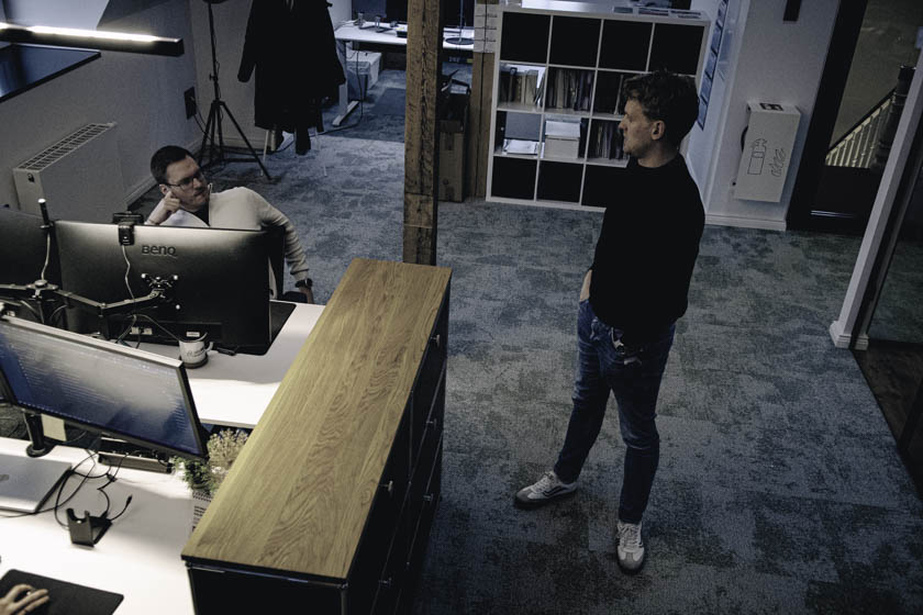 Büroalltag Stimmungsbild, zwei Mitarbeiter unterhalten sich